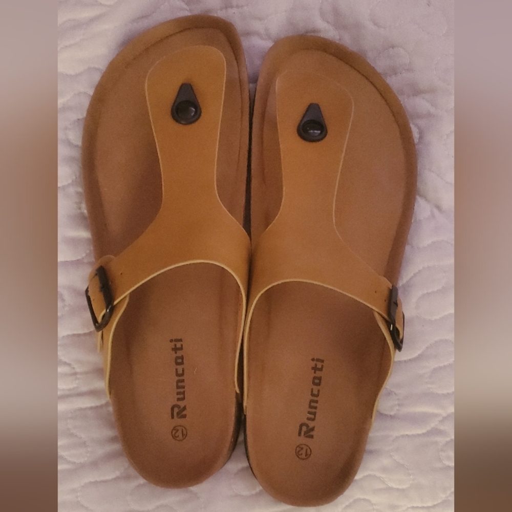New Runcati Mens flip flops size 12 NEW